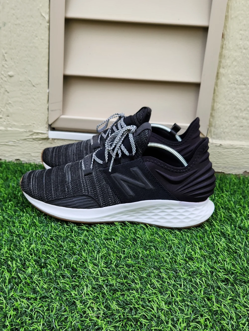 New Balance Fresh Foam Roav Mens SZ 10.5 Black Knit Performance Running Sneakers